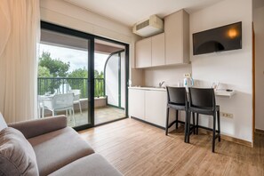 Basic Apartment | Living area | 80-cm TV with satellite channels - Amazing Lucija apartments-sea view (Makarska)