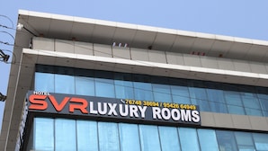 Een gebouw met een bord waarop 'SVRLUXURY ROOMS' staat, wat aangeeft dat het een hotel is.