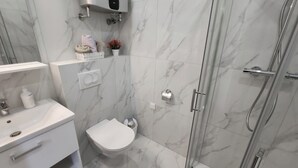 Dusche, Haartrockner, Handtücher, Seife