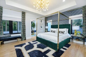 3 habitaciones, escritorio y tabla de planchar con plancha