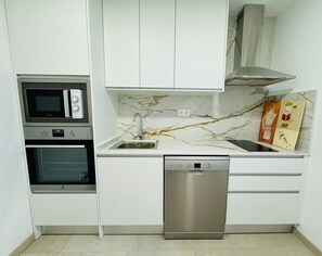 Apartment, 3 Bedrooms, Accessible | Private kitchen