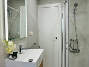 Apartment, 3 Bedrooms, Accessible | Bathroom - Bright Apartment Near Granada Center (Maracena)