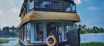 Grand villa Luxury Houseboat : King Suite with Balcony

