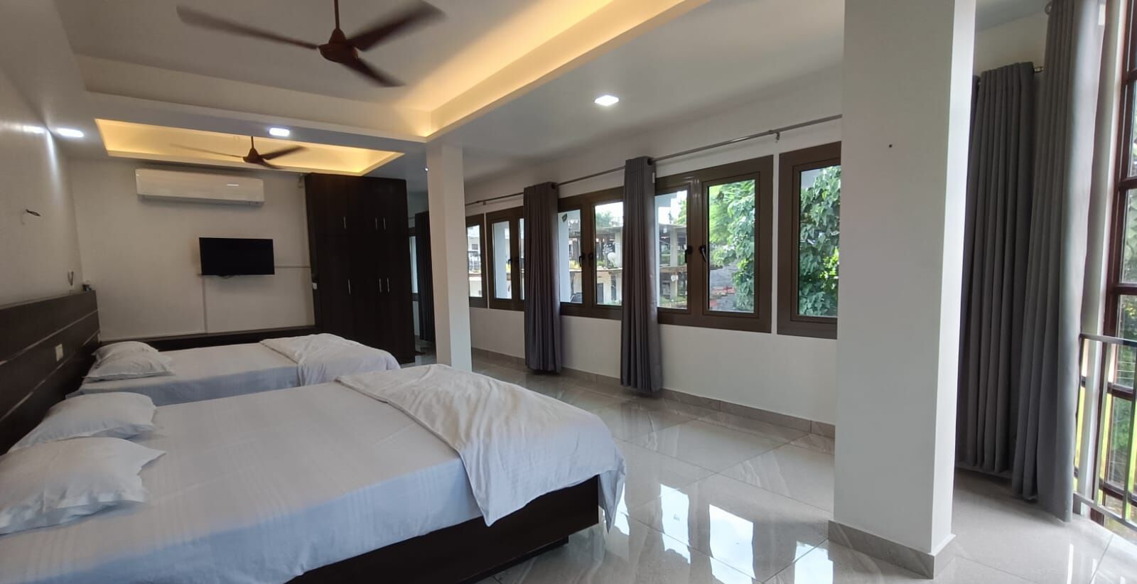 6 bedrooms, iron/ironing board, WiFi, bed sheets