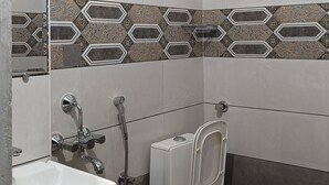 Een badkamer met een wastafel, toilet en douche.