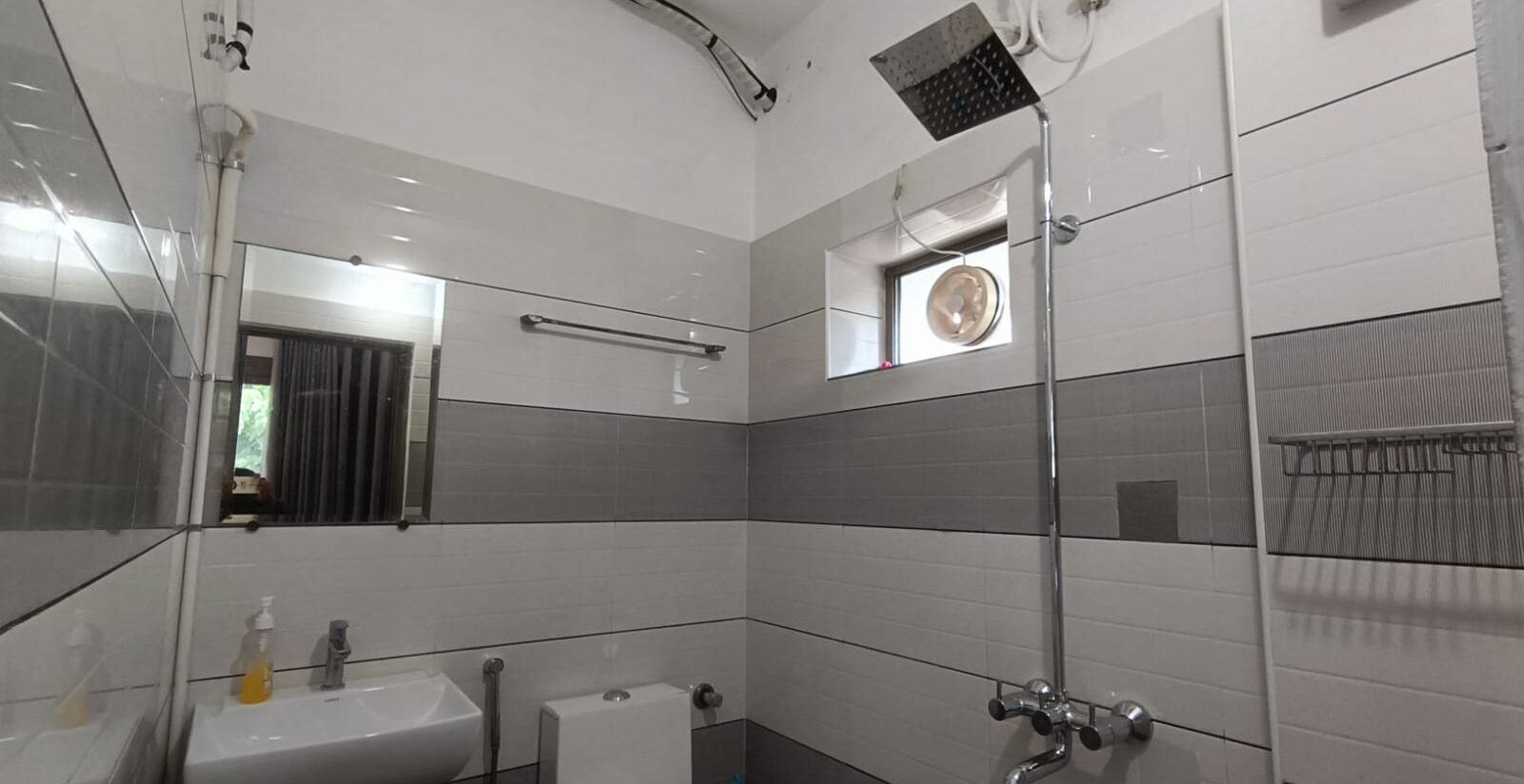 Dusj, hårføner, håndklær og såpe