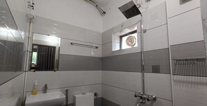 Douche, sèche-cheveux, serviettes fournies, savon