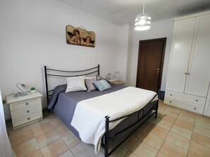 1 habitación, tabla de planchar con plancha, wifi y ropa de cama 