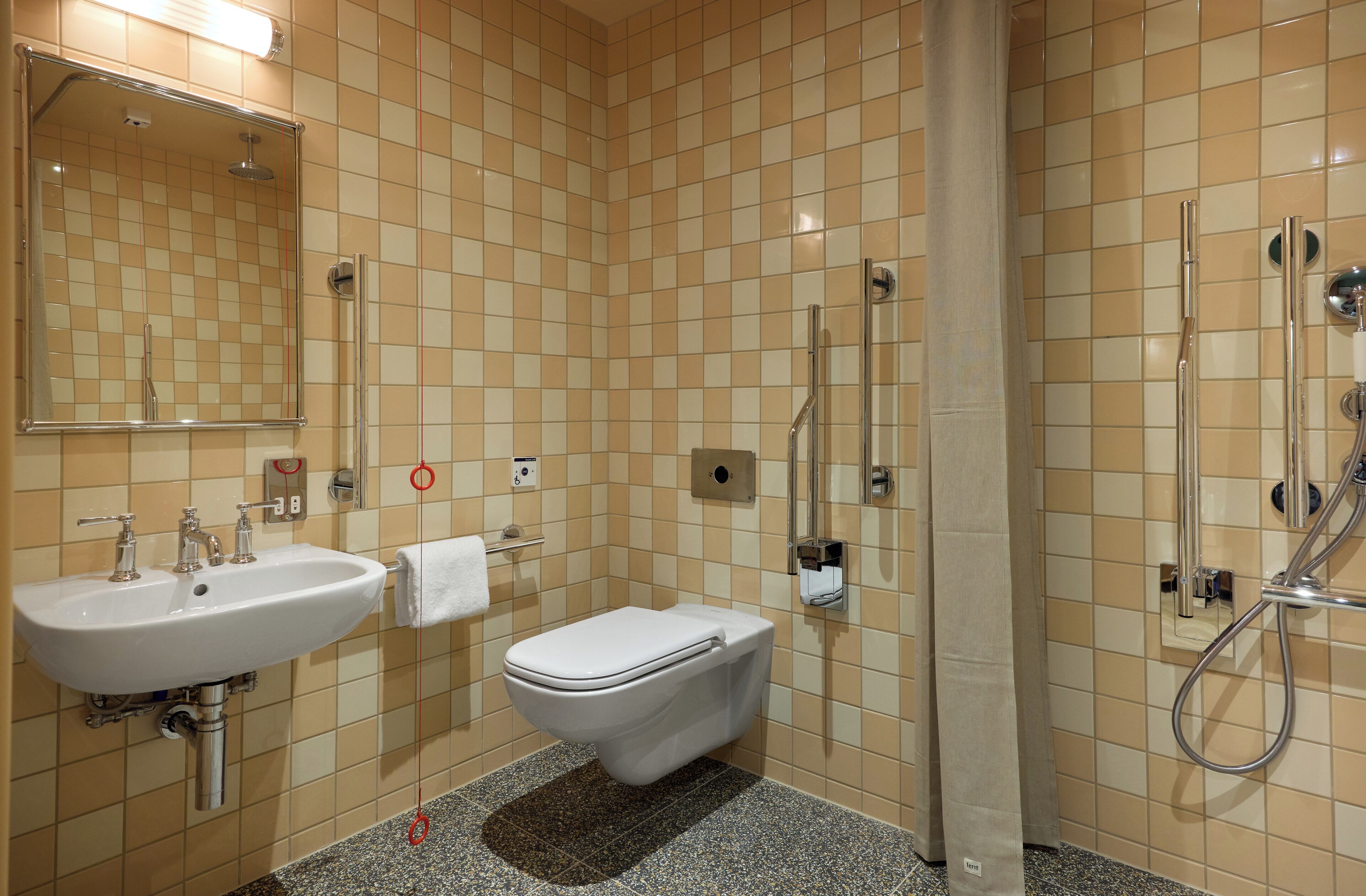 Un baño con lavabo, inodoro y ducha.