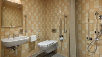 Un baño con lavabo, inodoro y ducha.