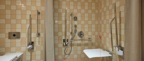 Une salle de bain moderne équipée d’une douche, de toilettes et d’un lavabo.