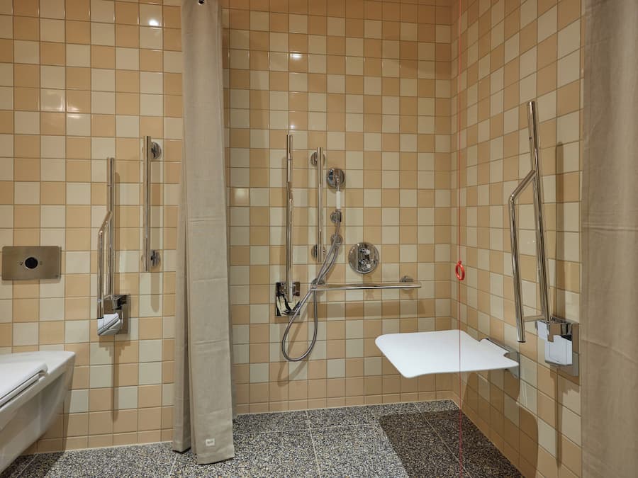 Une salle de bain moderne équipée d’une douche, de toilettes et d’un lavabo.