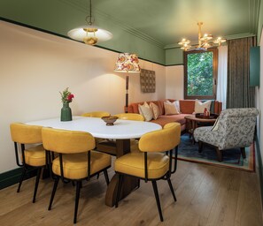 Suite Majestueuse, 3 chambres, cuisine | Coin séjour