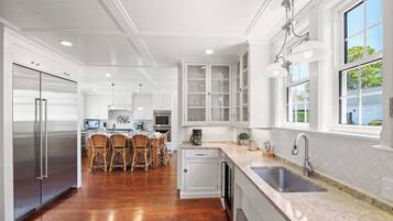 KĂŒhlschrank, Mikrowelle, Ofen, Herdplatte