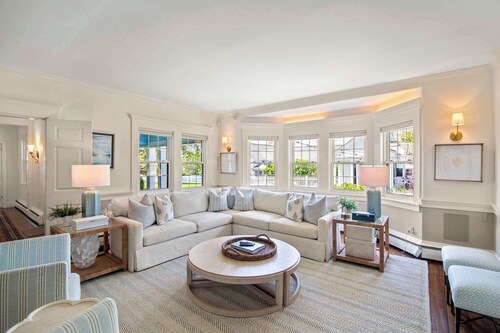 Estate w/ Private pool, tennis court, playground!