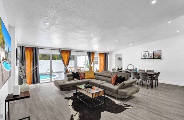 5 bedrooms - Spacious Home With Heated Pool (Miami Gardens)