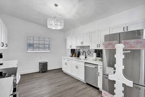 5 bedrooms - Spacious Home With Heated Pool (Miami Gardens)