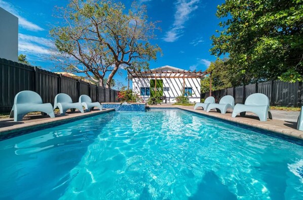 House | 4 bedrooms - Charming Home With Pool Jacuzzi (Hallandale Beach)