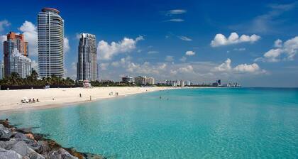 Stylish House w Hot Tub Close to Beach Stadium
