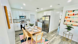 House - Stylish House w Hot Tub Close to Beach Stadium (Oakland Park)