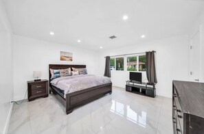 House | 5 bedrooms - Elegant Home With Heated Pool (North Miami Beach)