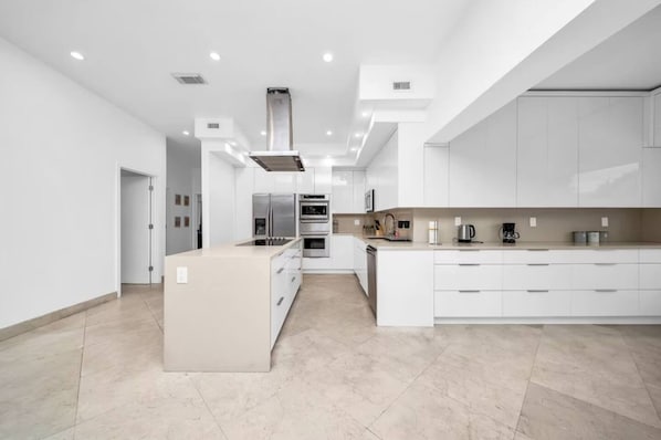 House | 5 bedrooms - Elegant Home With Heated Pool (North Miami Beach)