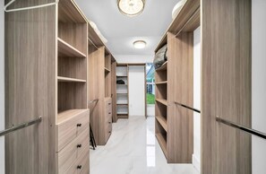 House | 5 bedrooms - Elegant Home With Heated Pool (North Miami Beach)