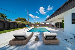 House | 5 bedrooms - Elegant Home With Heated Pool (North Miami Beach)