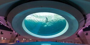 A large circular skylight with a view of the water below. - NEW Top Location King bed Free Parking (Miami)
