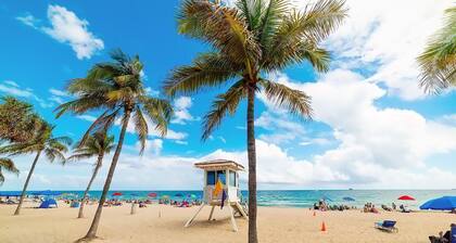 Beachside Bliss Lush Private Pool BBQ King Bed
