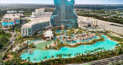 Beachside Bliss Lush Private Pool BBQ King Bed