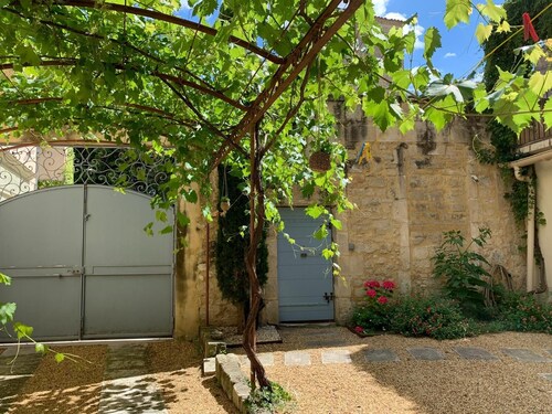 Provencal town house in the heart of traditional and cultural Provence
