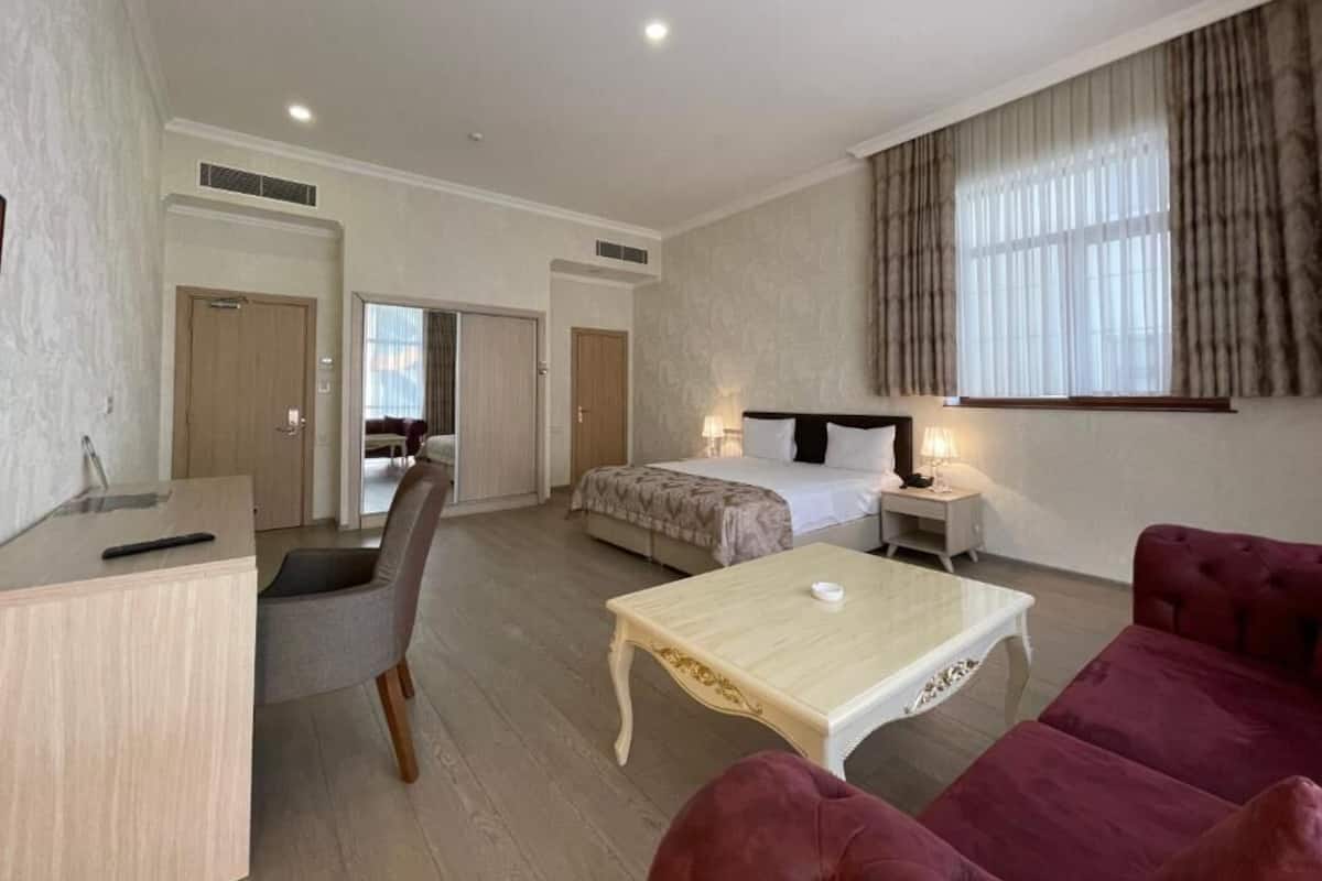 Deluxe kamer | Een kluis op de kamer, verduisterende gordijnen, geluiddichte muren