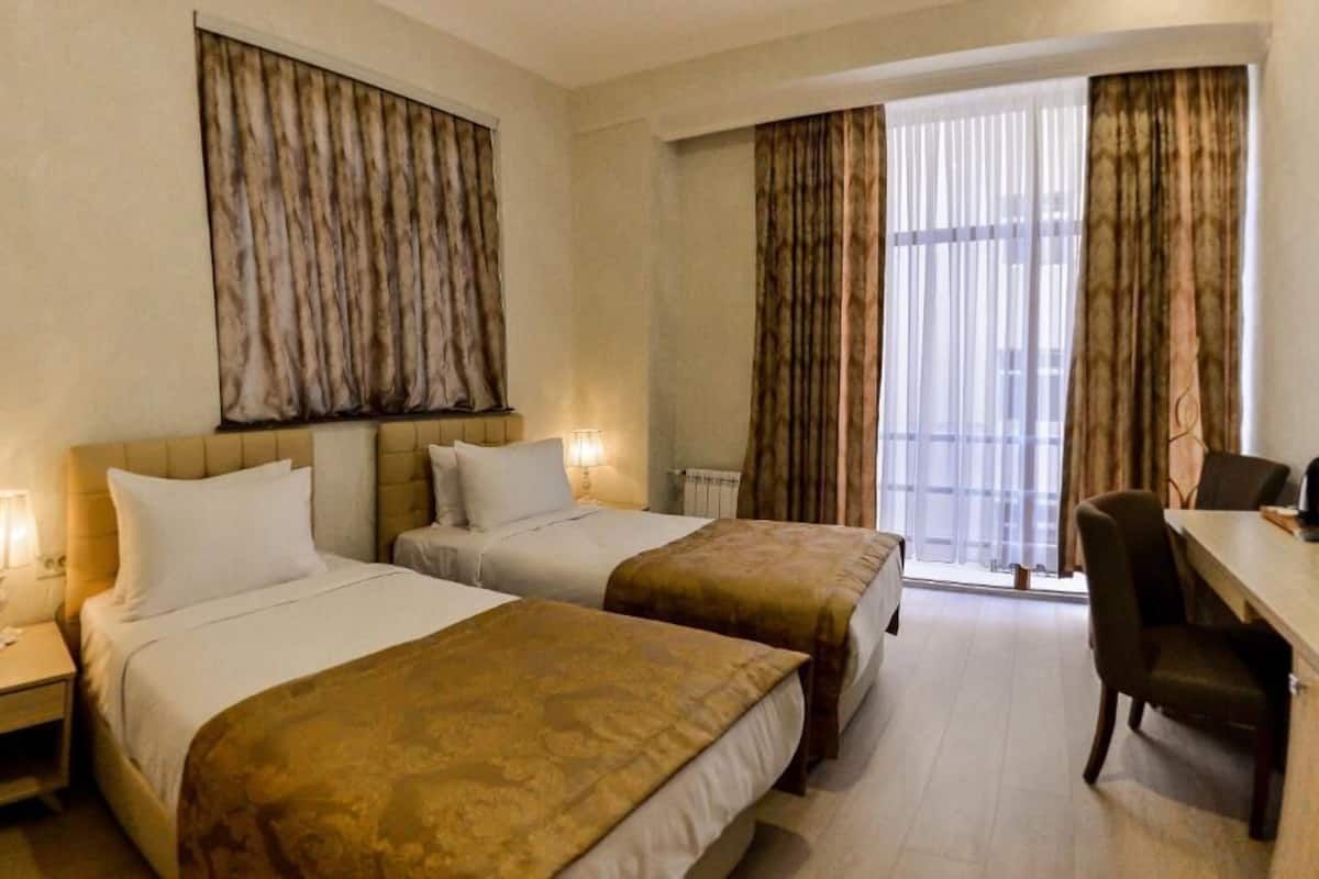Standard Twin Room | In-room safe, blackout drapes, soundproofing