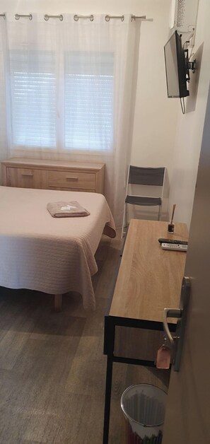 Classic Double Room | Desk, free WiFi - Hotel calypso fos (Fos-sur-Mer)