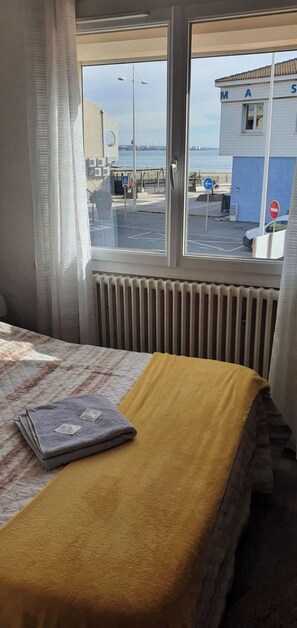 Classic Double Room | Desk, free WiFi - Hotel calypso fos (Fos-sur-Mer)