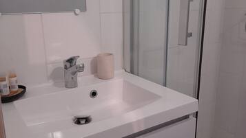 Habitación clásica doble | Baño | Ducha, toallas, jabón y champú