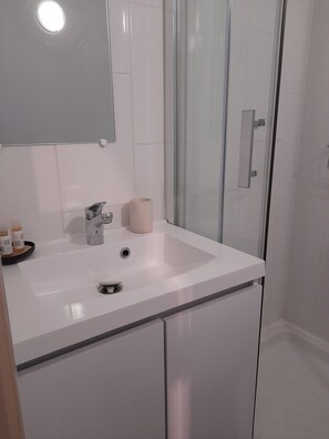 Classic Double Room | Bathroom | Shower, towels, soap, shampoo - Hotel calypso fos (Fos-sur-Mer)
