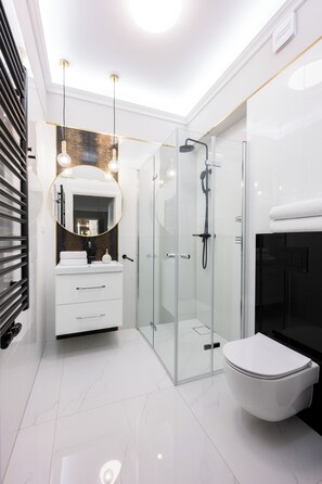 Appartement, vue sur la ville | Salle de bain | Séchoir à cheveux, savon, papier de toilette