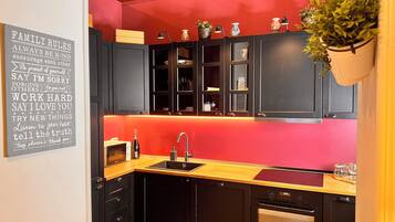 Kühlschrank, Mikrowelle, Ofen, Herdplatte