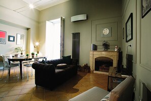 Smart TV, chimenea y libros 