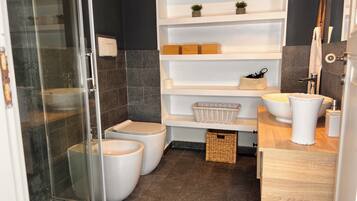 Dusche, Haartrockner, Bidet, Handtücher