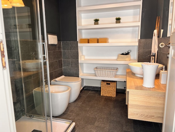 Dusche, Haartrockner, Bidet, Handtücher