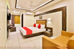 Free WiFi, bed sheets - Goroomgo Silver Palace Ahemadabad (Ahmedabad)