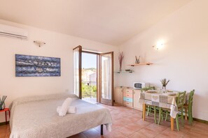 Basic Apartment, City View | Living area | 32-inch flat-screen TV with cable channels - Casa Pavoncelle Apartments In Gallura (Santa Teresa di Gallura)