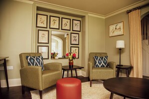 Classic Cottage | Living area - The Falcon Cottages (Northampton)