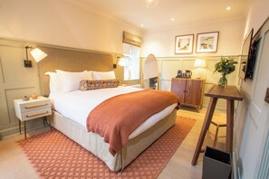 Signature House | Travel crib, rollaway beds, free WiFi, bed sheets - The Falcon Cottages (Northampton)
