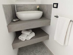 Dusche, Haartrockner, Bidet, Handtücher