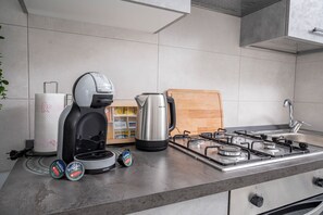 Fridge, oven, stovetop, coffee/tea maker