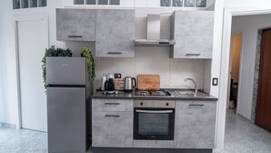 Una cocina moderna con refrigerador, estufa, horno y lavaplatos incorporados.
